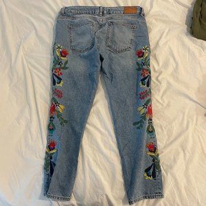 size 27 Zara Flower Embroidered Jeans. Medium Rise